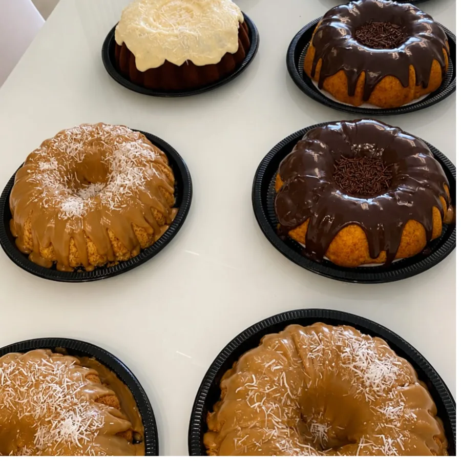 Bolos caseiros com coberturas de chocolate, doce de leite e coco