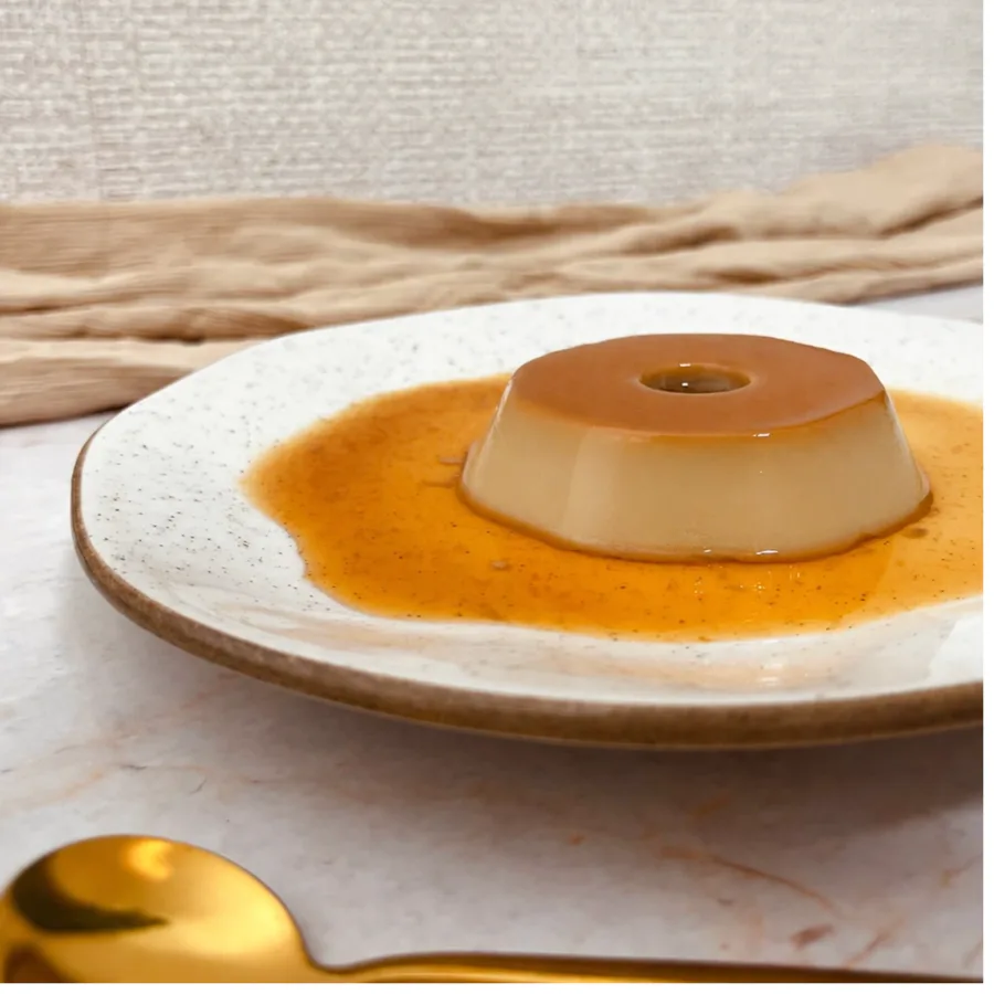 Pudim de leite cremoso com calda de caramelo